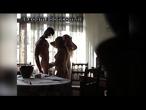 ❤️ Tugann cairde gnéis cuireadh d'fhear ollmhór agus do thriúr in éineacht leis ❌ Porn ag ga.myteporn.ru ❌️❤